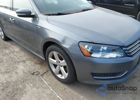 2014 Volkswagen Passat 1.8T Wolfsburg Edition z USA, uszkodzony, nr VIN 1VWAT7A37EC045145